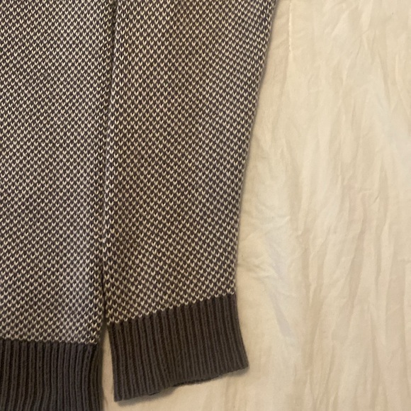 Nice sweater in great condition - Picture 3 of 7